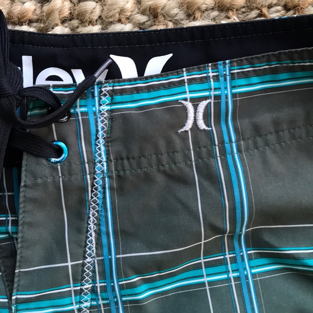 Men’s Hurley board shorts - Picture 2 of 5